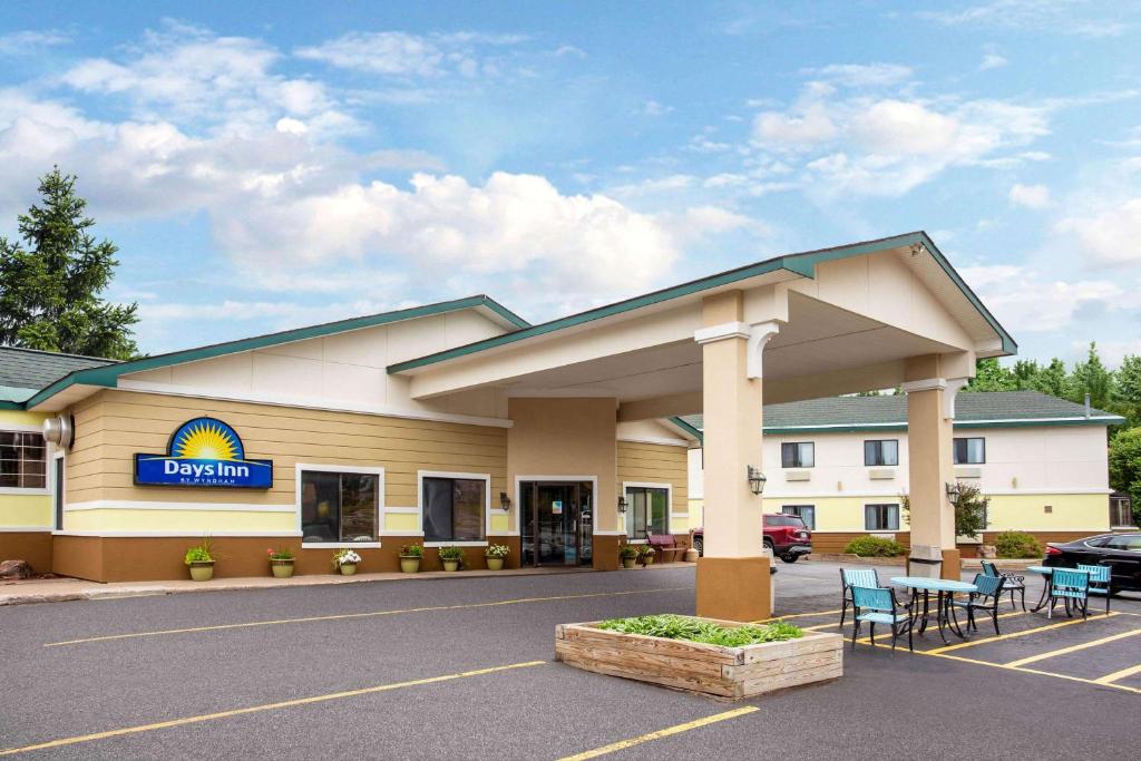 Days Inn by Wyndham Marquette photo
