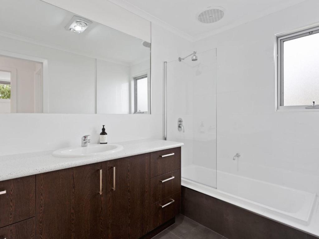 Normanby Coastal - Free Wifi, Unlimited Netflix and ALL Linen Included photo