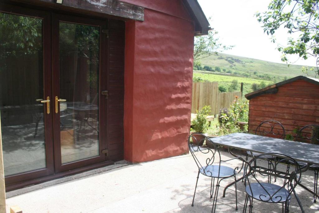 The Nook - Farm Park Stay with Hot Tub & Dome, Swansea