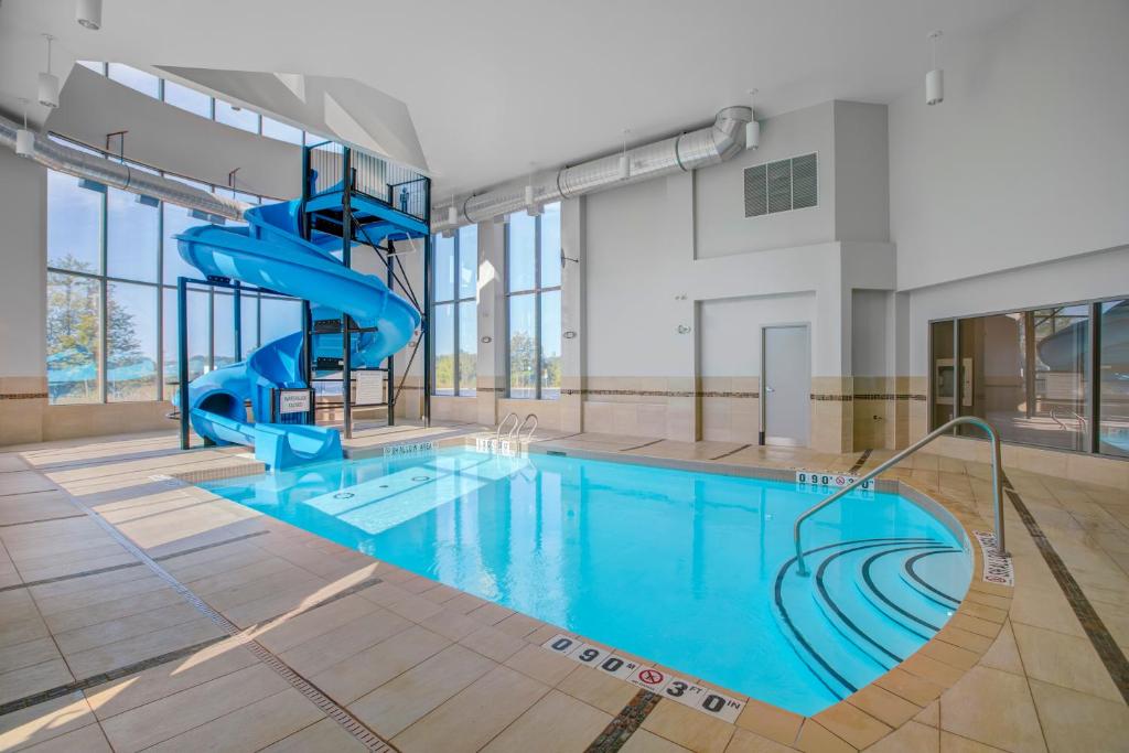 Holiday Inn Express Hotel & Suites - Woodstock photo