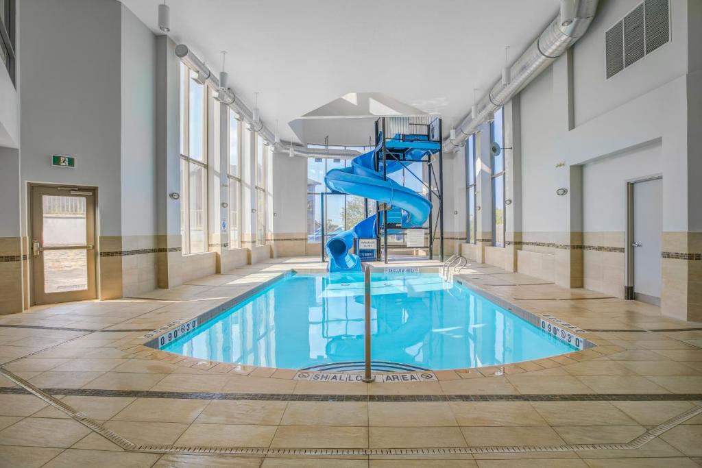 Holiday Inn Express Hotel & Suites - Woodstock photo