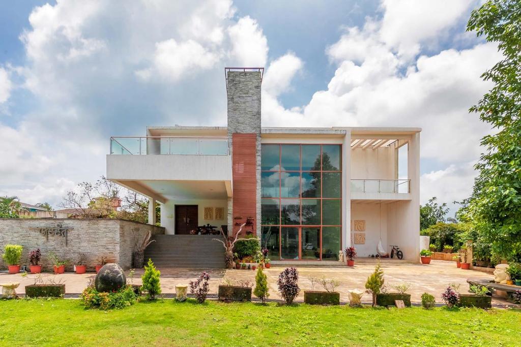 StayVista at Arihant Villa with Jacuzzi — Hotel in Lonavala