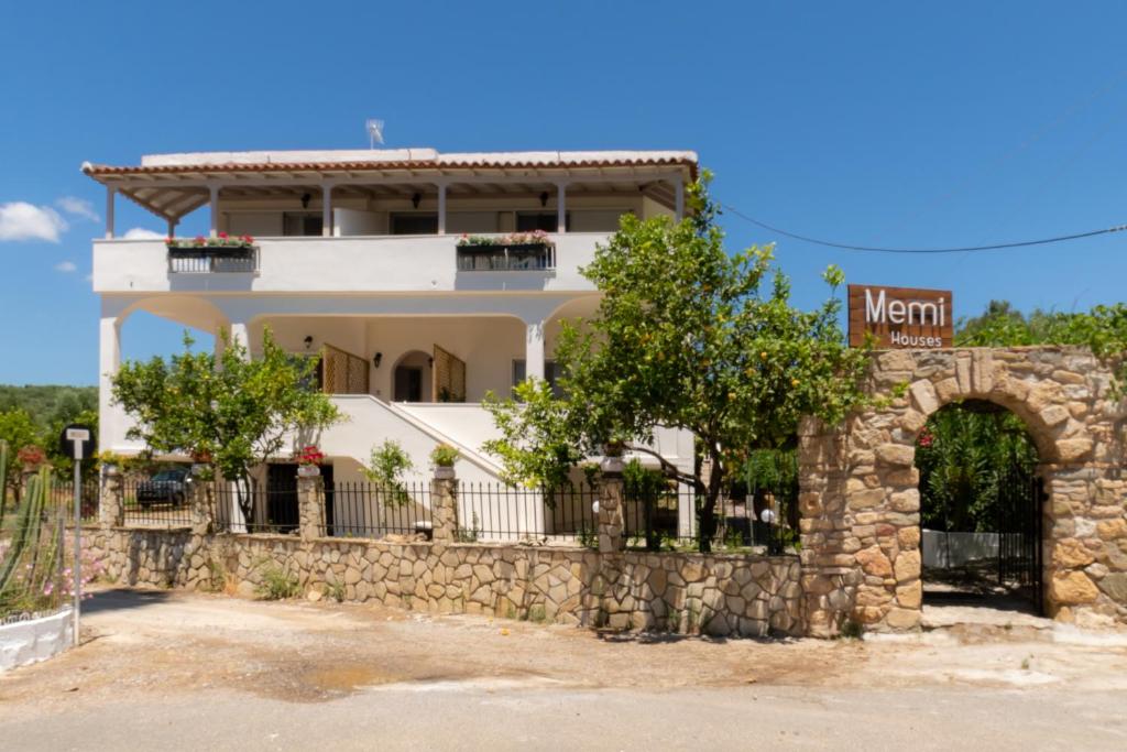 Memi Houses, Koroni