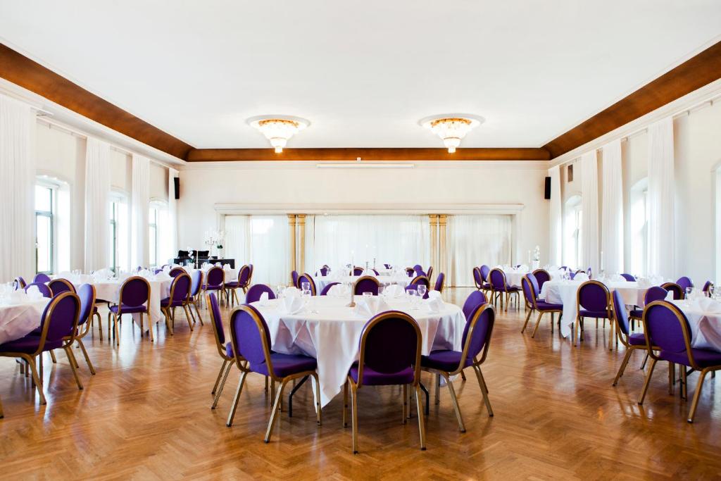 Banquet hall