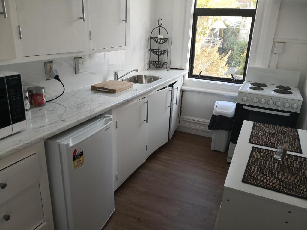 Kitchen, Owens Motel in Dunedin