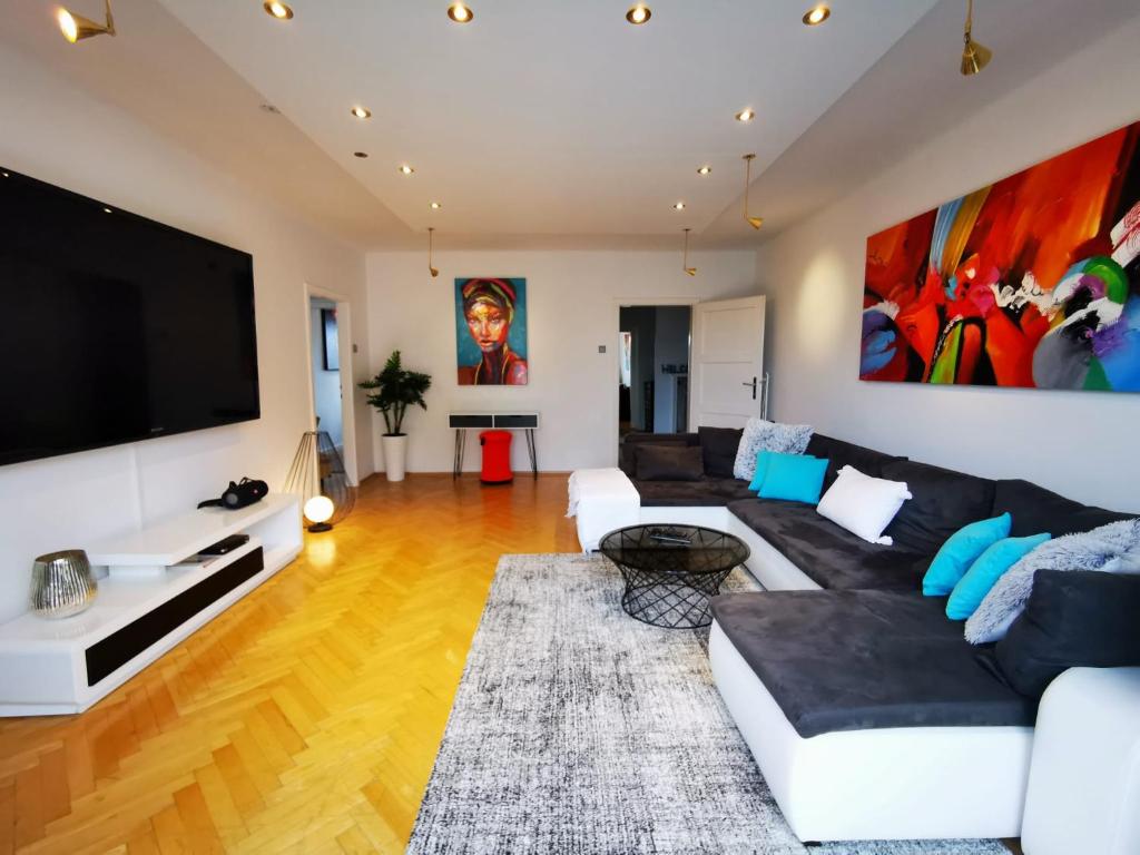 Charmante Zentrumswohnung mit Balkon und 80 zoll TV - 2