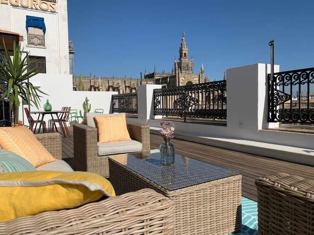 Penthouse with Large Private Terrace with Views Cathedral — Hotel in Seville
