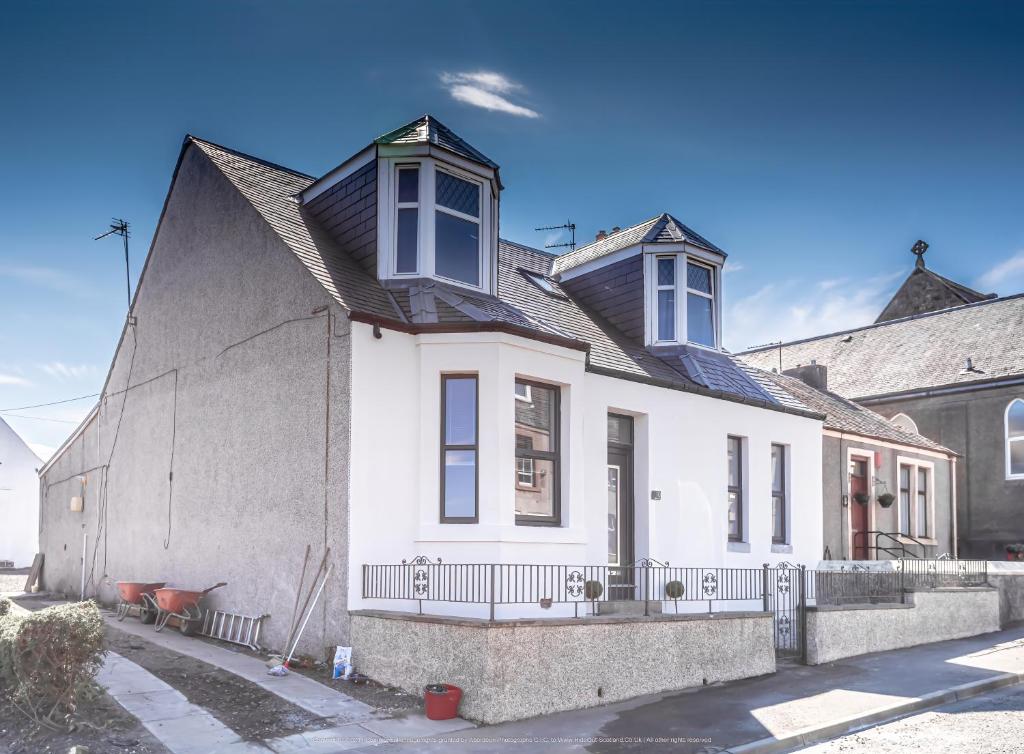 Beautiful modern open plan living with Hot Tub Entire house (Dundee