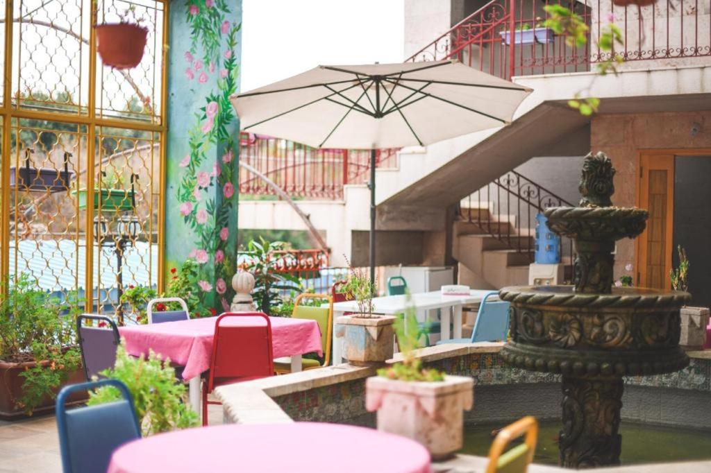 Damask Rose, Lebanese Guest House photo