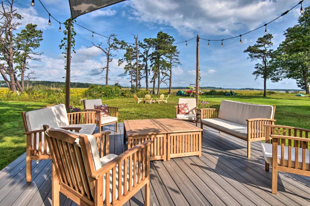 Charming Pine Point Cottage - 2 Blocks to Ocean!, Scarborough