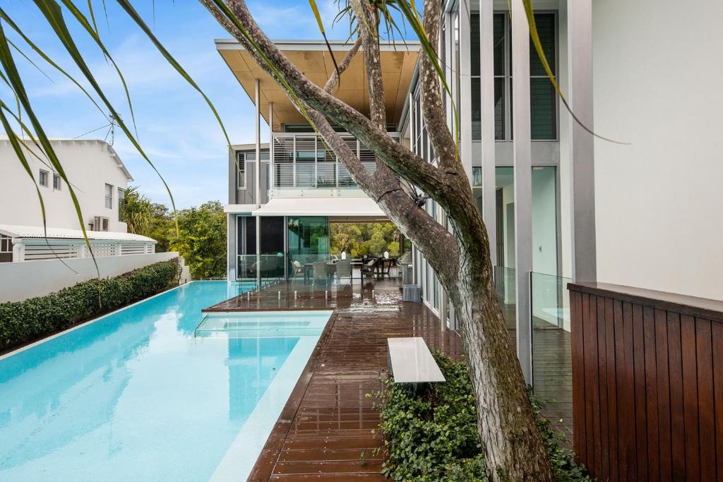 Modern Riverview Escape with Private Pool, Noosaville