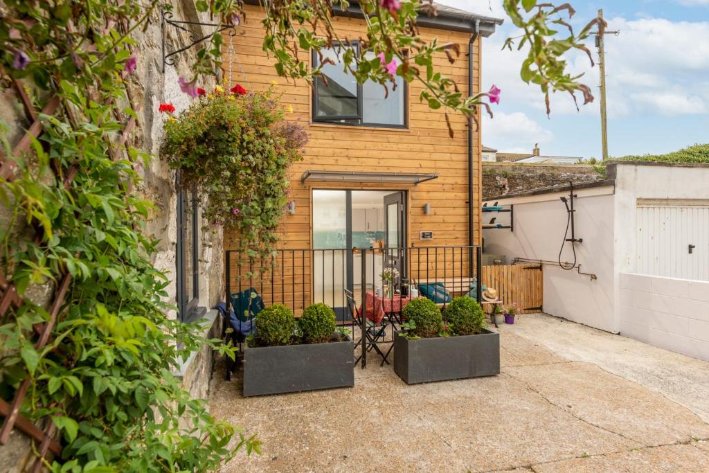 Neptune House in Porthleven, United Kingdom reviews, prices