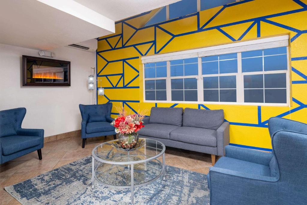 1. 마이크로텔 인 ..