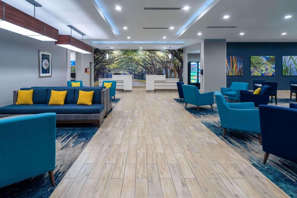 La Quinta Inn & Suites by Wyndham Tifton フロント・ロビー