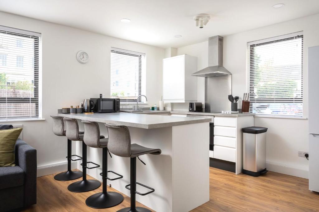 Curb Properties - Fabulous Town Centre Apartment With Parking