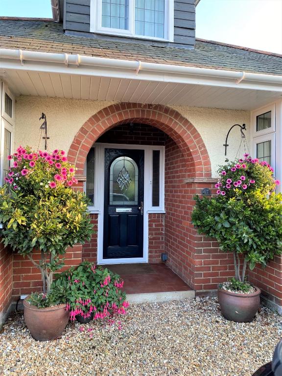 En-suite nook near forest & sea, great value with fridge, microwave and TV, Lymington