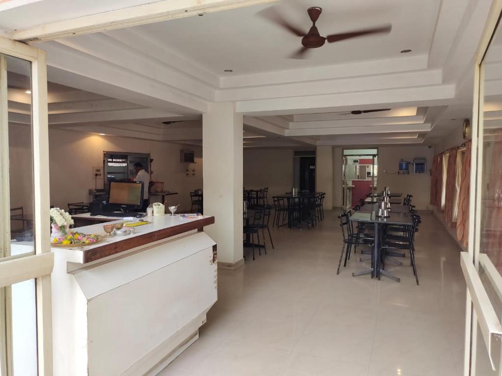 Hotel Geetha International photo