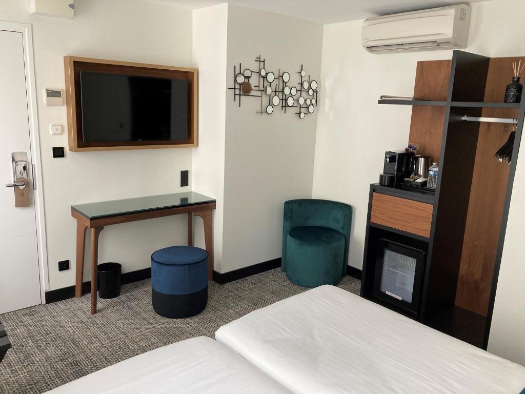 Hotel Room 2