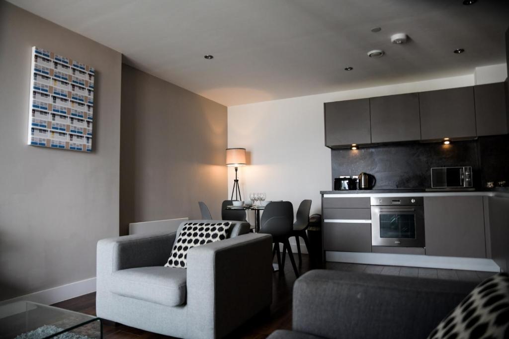 OnPoint - Spacious 2 Bedroom Apt, City Centre With Balcony