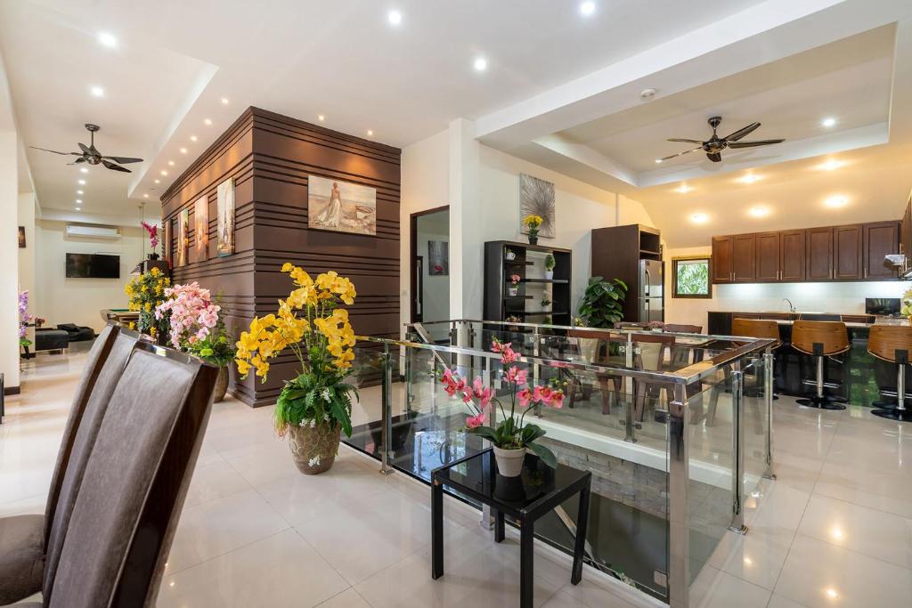 Shared lounge/TV area