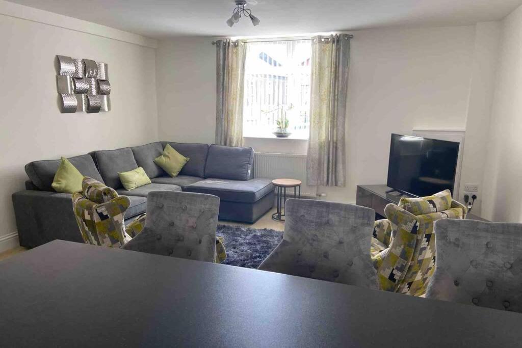 Ulverston South Lakes Spacious 3 Bed G/F Apartment — Hotel in Ulverston