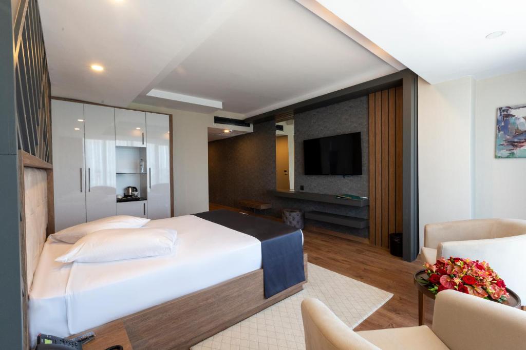 Shared lounge/TV area