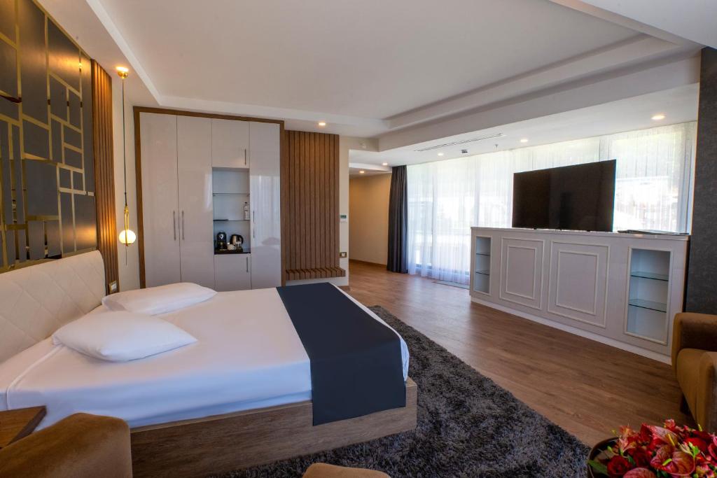 Shared lounge/TV area