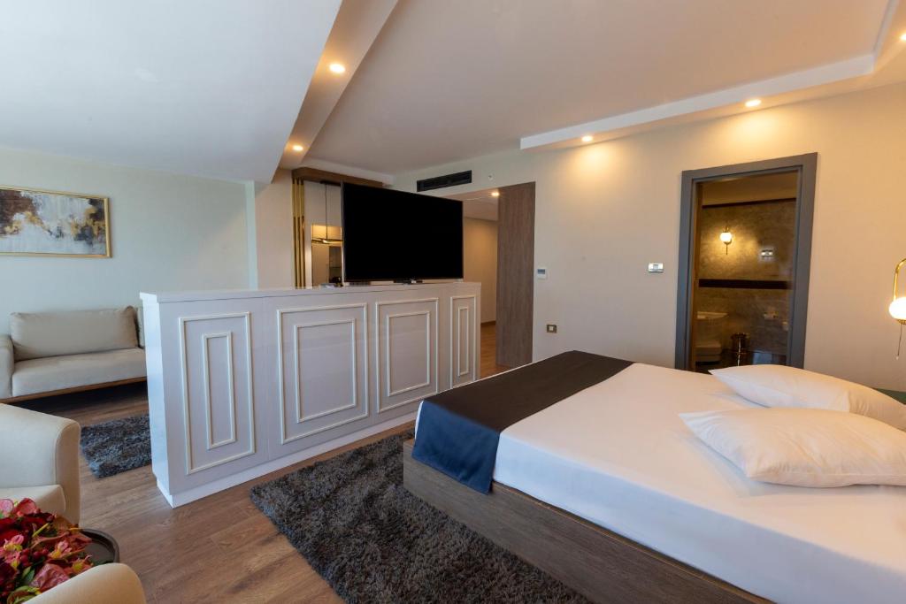 Shared lounge/TV area