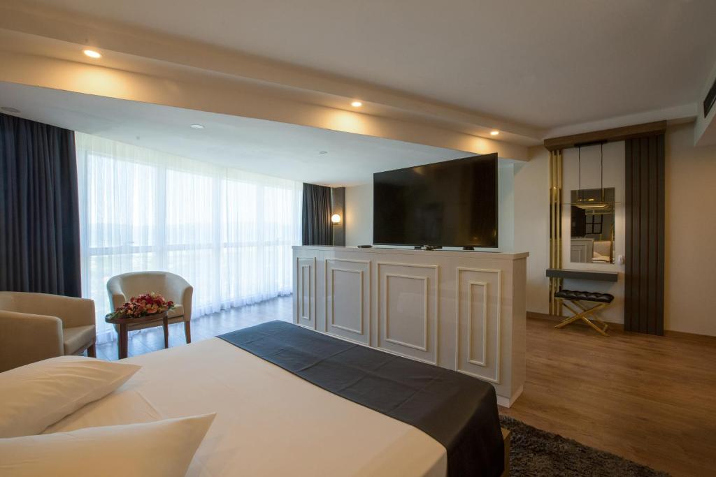 Shared lounge/TV area