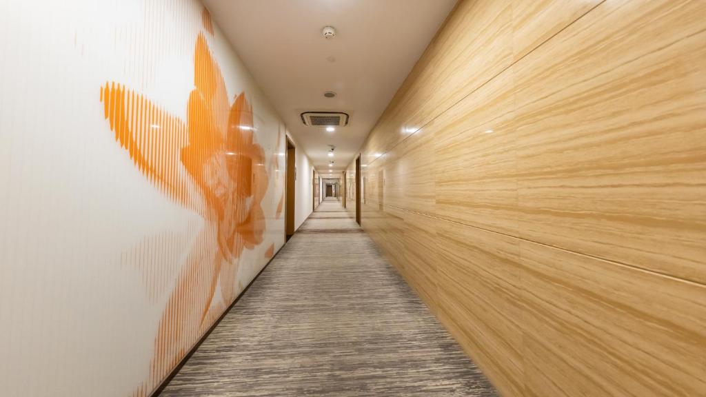 Starr Hotel (Shanghai Jing'an Railway Station) 
