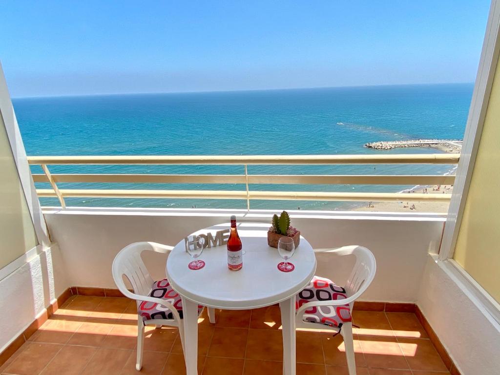 Stylish Fuengirola Studio with Panoramic Sea View, Fuengirola