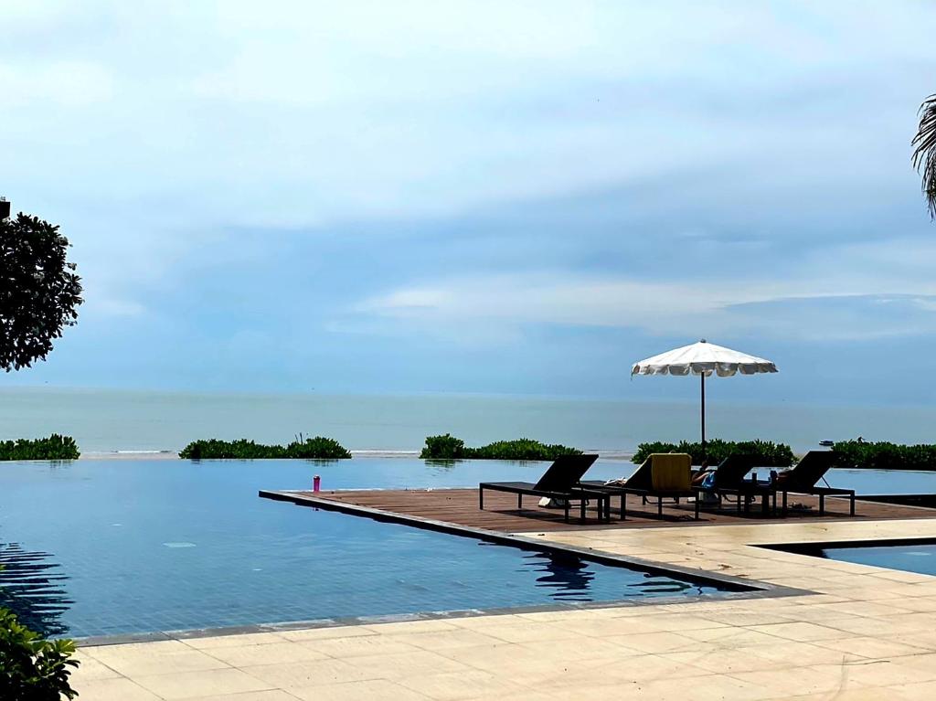 Baan Chaan Talay 2 BR Luxury Beachfront Condo Cha-am photo
