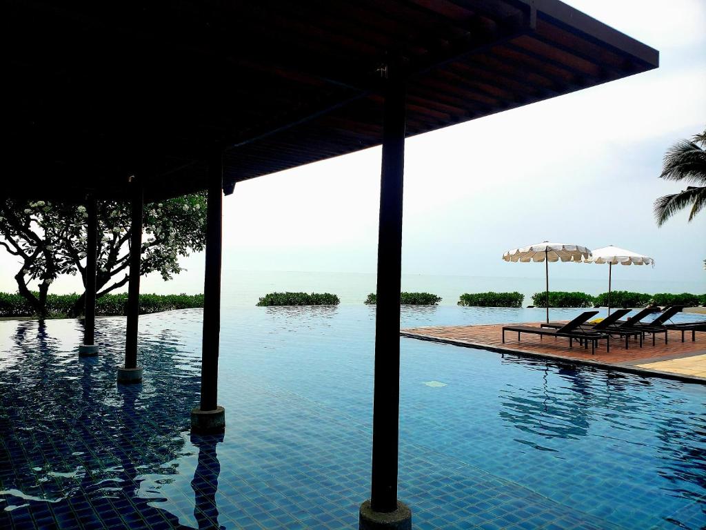 Baan Chaan Talay 2 BR Luxury Beachfront Condo Cha-am photo