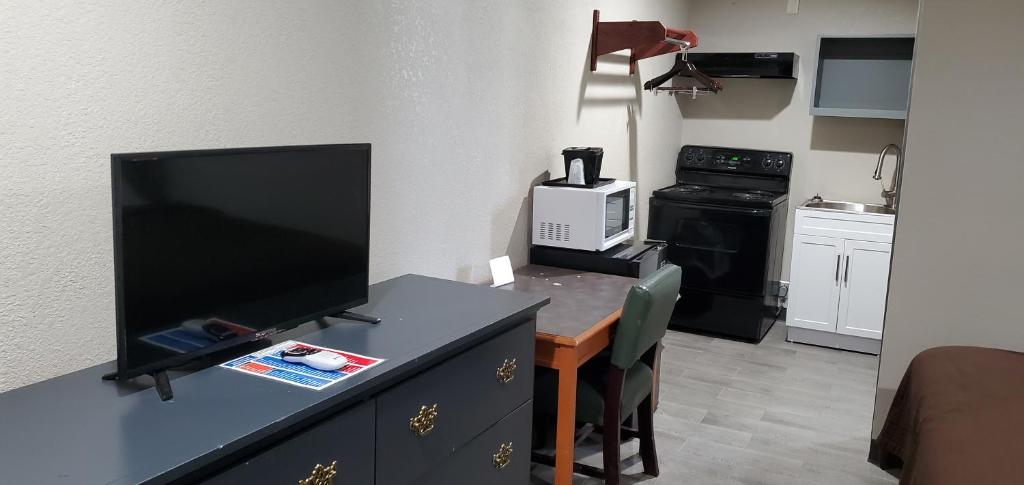 Crescent Park Motel & Suites photo