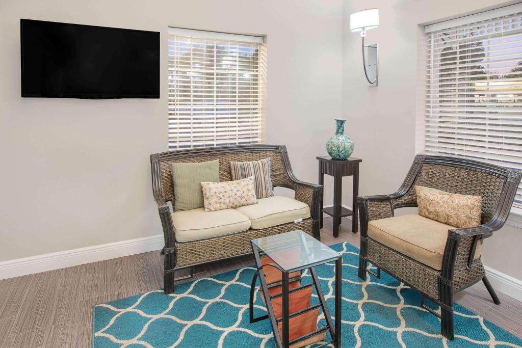 Super 8 By Wyndham Bay St. Louis Photo 11