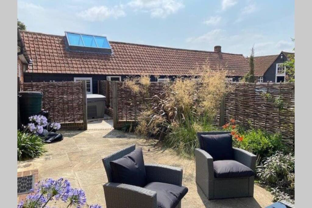 The Piggery - a luxury retreat with hot tub in Essex countryside