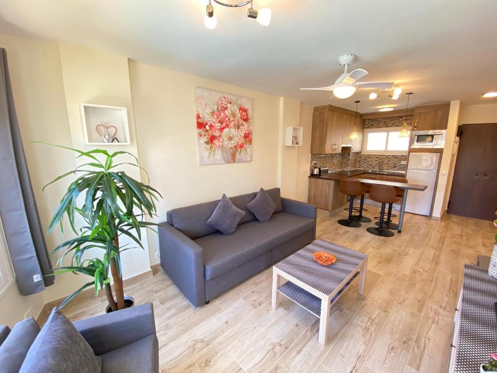 Modern 1 Bedroom Seaside Apartment with Pool 전경
