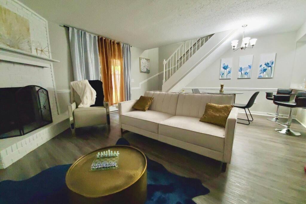Modern Designer Townhouse 2Br Ideal for Long Stays!
