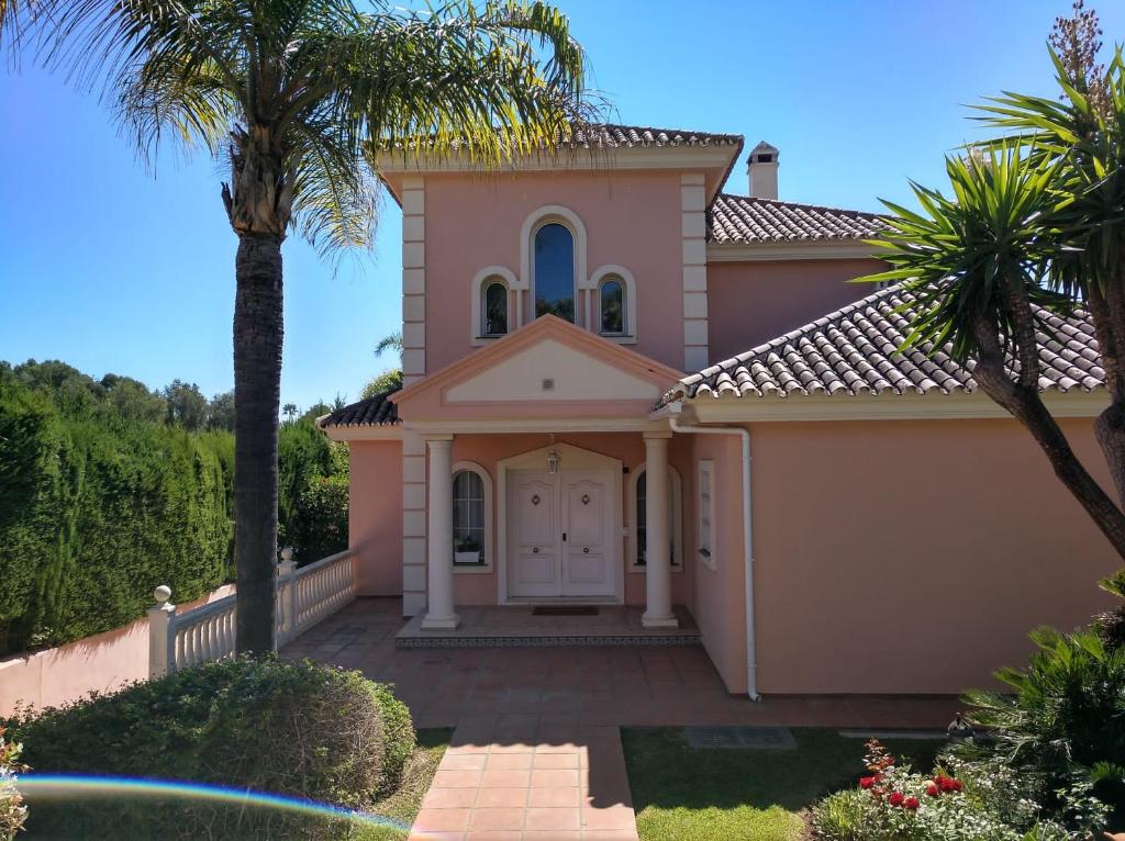 Casa La Familia - 1