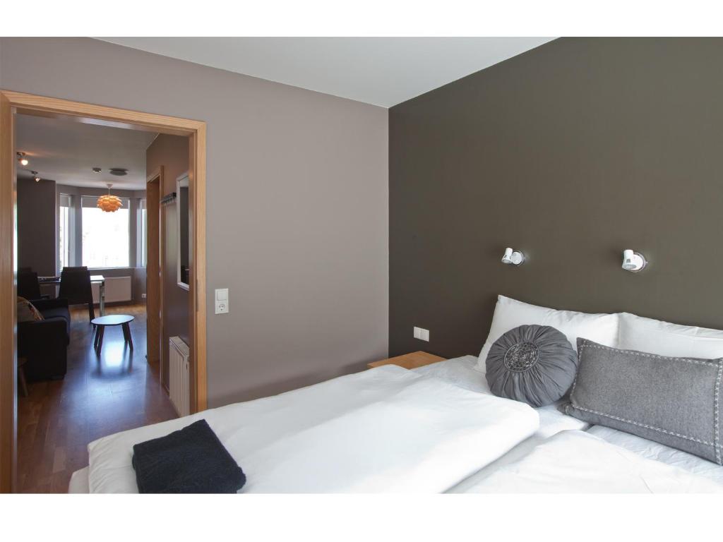 One-Bedroom Apartment with Square View