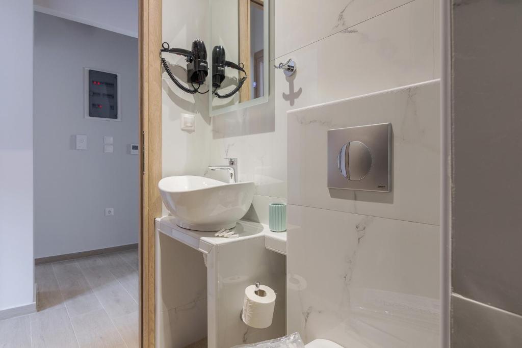 105 Adrianou Plaka photo