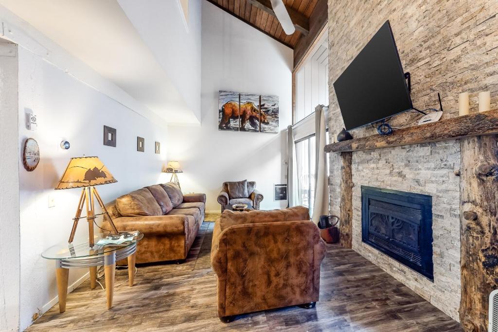 Mammoth Ski & Racquet 20, Mammoth Lakes