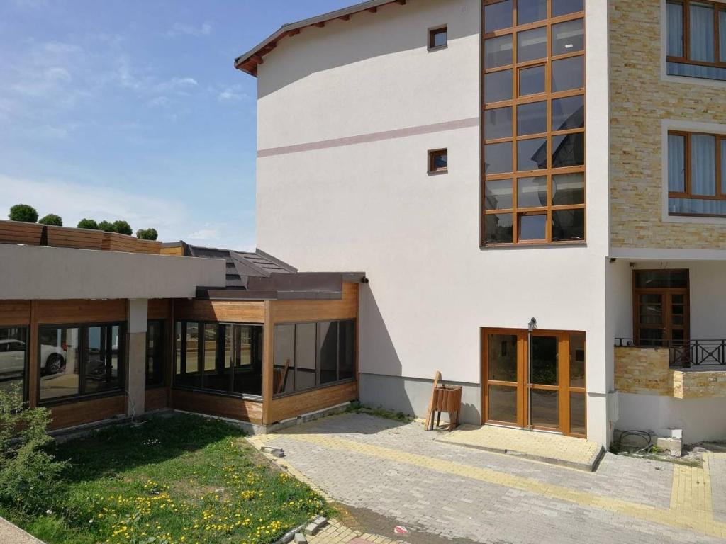 HANNA STUDIO Milmari E-1 - 3