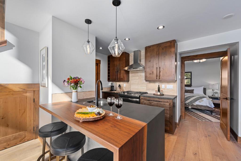 Gorgeous Views! Two large Patios, Jacuzzi, Indoor Outdoor Fireplace, Estes Park