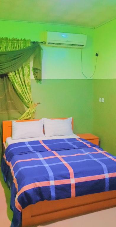 LARRYDAM HOTEL AND SUITES photo