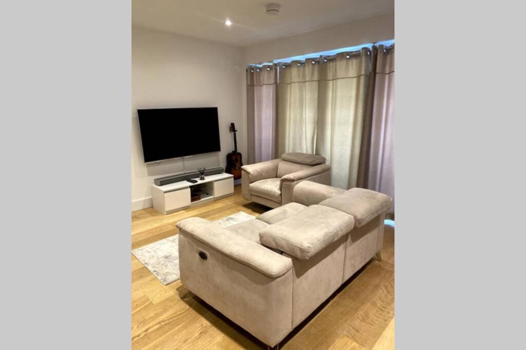 Luxury 1 Bedroom Apartment with Netflix &amp; Parking — Hotel in London