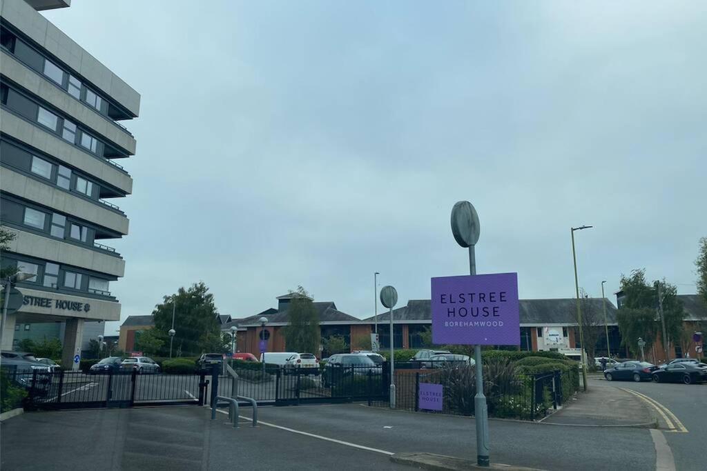 Luxury 1 Bedroom Apartment with Netflix & Parking photo