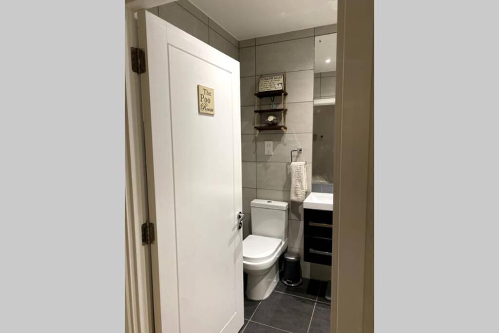Luxury 1 Bedroom Apartment with Netflix & Parking photo
