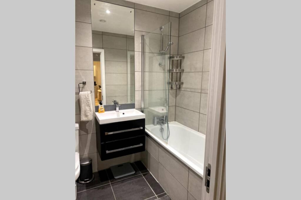 Luxury 1 Bedroom Apartment with Netflix & Parking photo