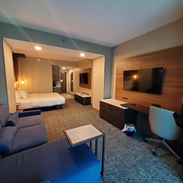 La Quinta Inn & Suites by Wyndham Nashville Downtown/Stadium photo